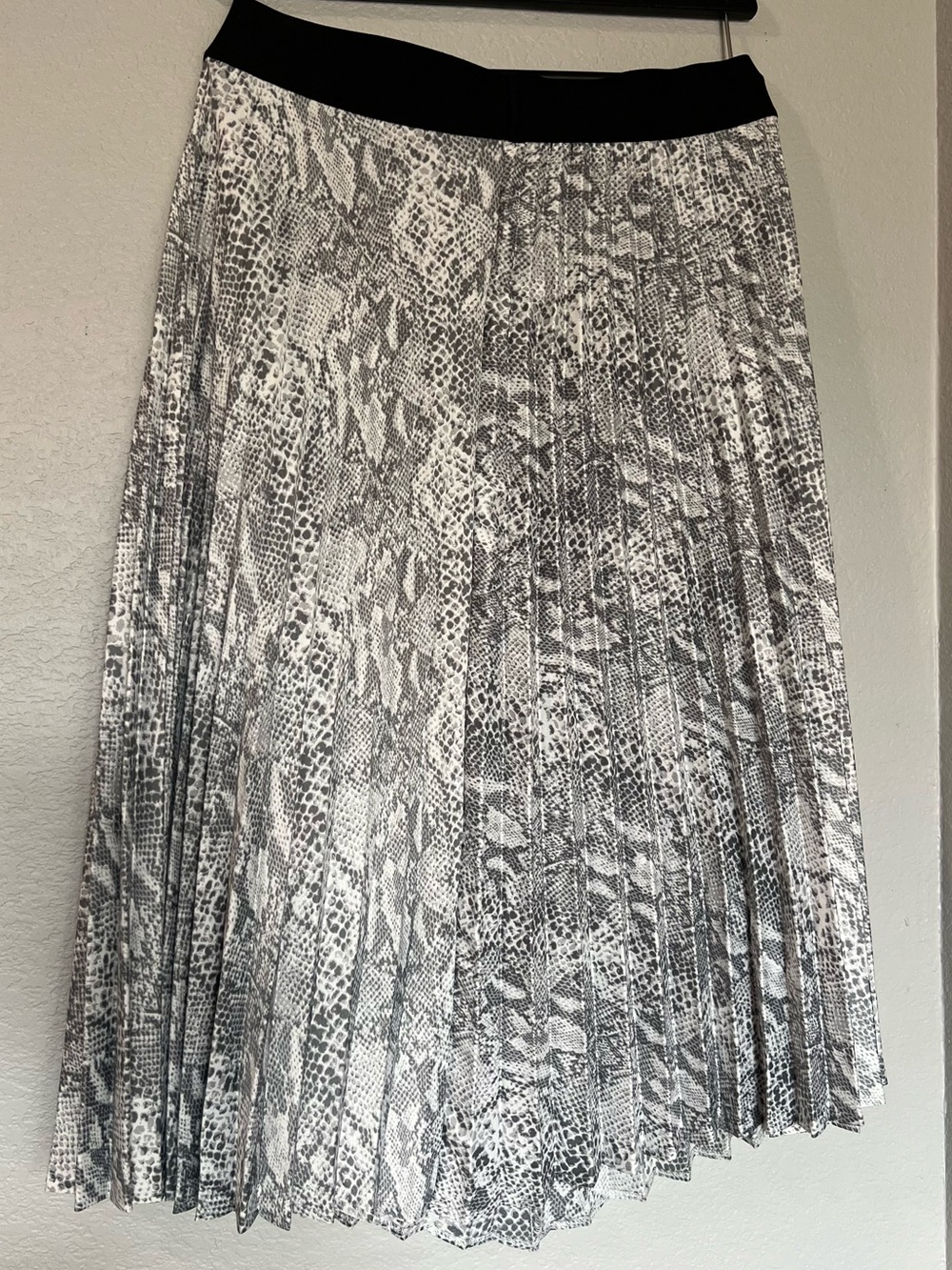 Time & Tru Pleated Midi Skirt – Grey & White Snakeskin Print – Size 12/14
